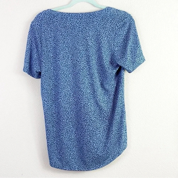 Athleta Breezy Scoop V-Neck Tee in Cheetah / Leopard / Animal Print Blue sz S - Picture 4 of 9
